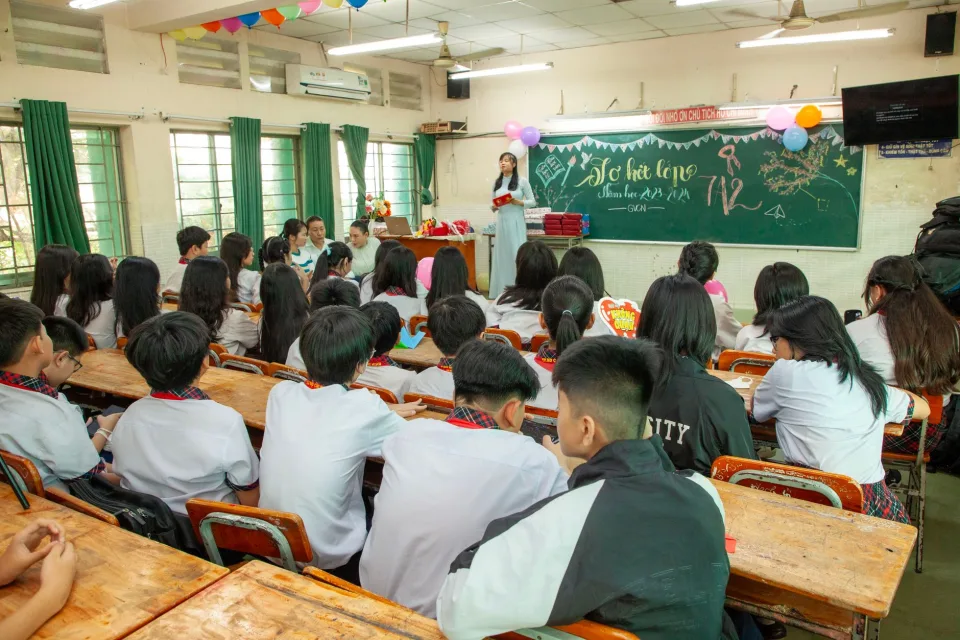 Bảng và bàn học